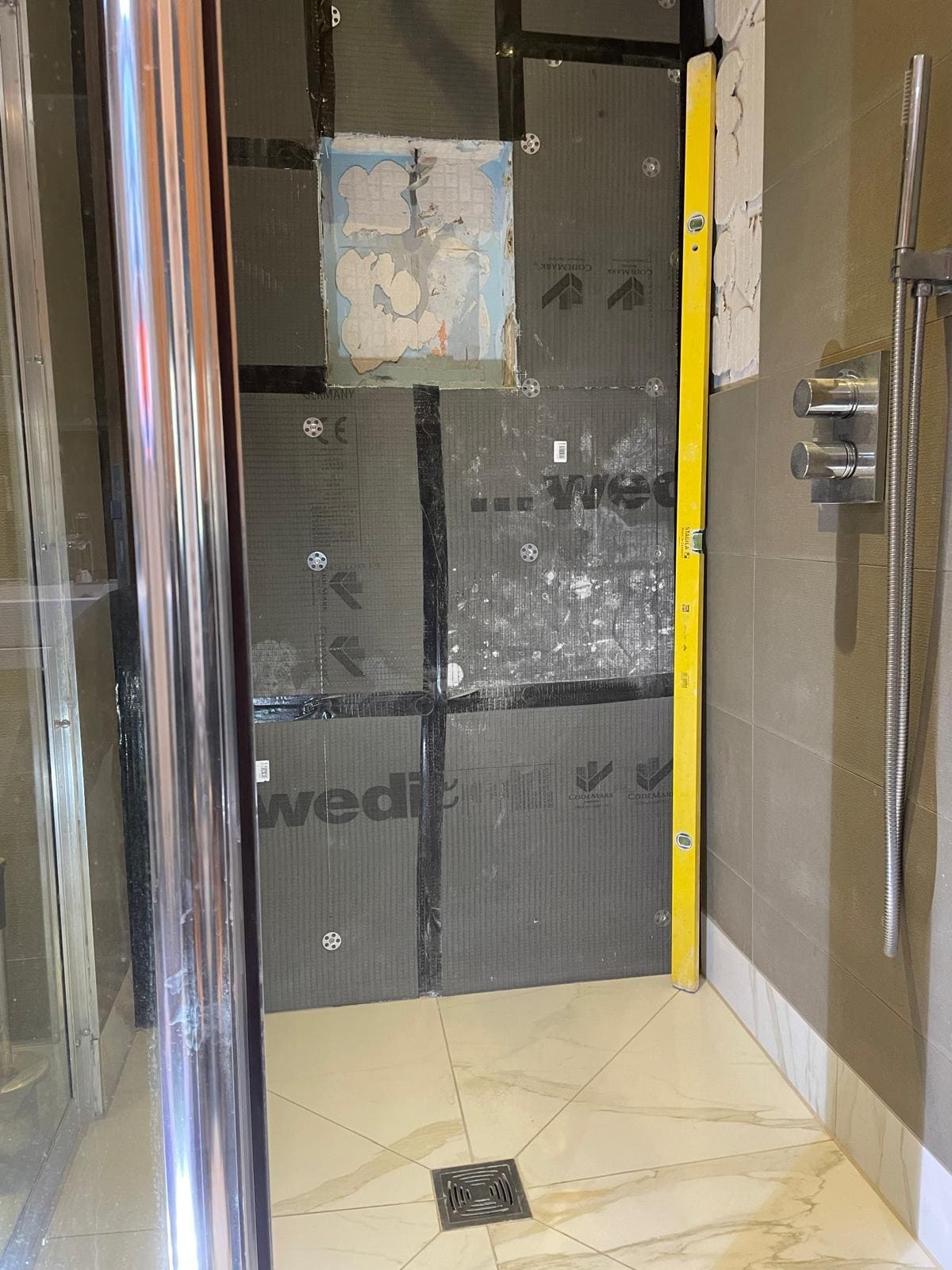 London bathroom refurbishment showing tiling and sanitaryware installation